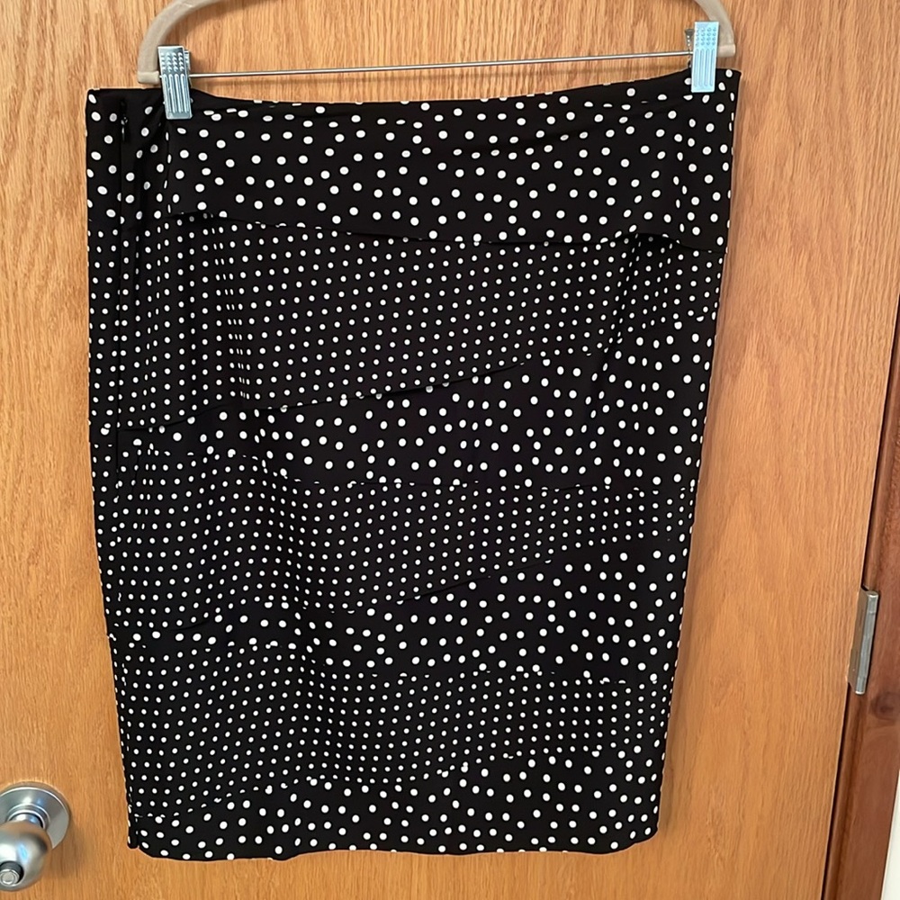White House Black Market NWT skirt! Cute and flattering fit! - Picture 4 of 9